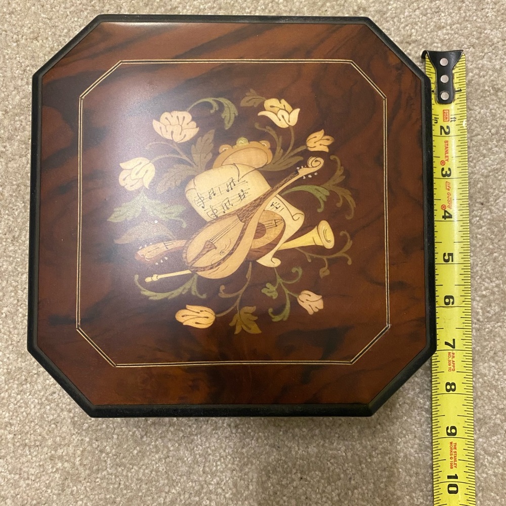 Italian inlaid Ercolano music box